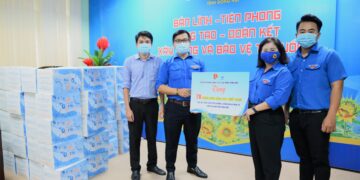 Liên Chi đoàn Công ty CP Cấp nước Đồng Nai trao tặng 70 thùng nước uống tinh khiết Doriv hỗ trợ cho các chốt kiểm soát phòng, chống dịch trên địa bàn tỉnh Đồng Nai.