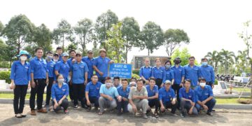 Đoàn viên thanh niên Công ty Cổ phần Cấp nước Đồng Nai đã ra quân để chăm sóc các khu mộ Q tại Nghĩa trang Liệt sĩ tỉnh Đồng Nai
